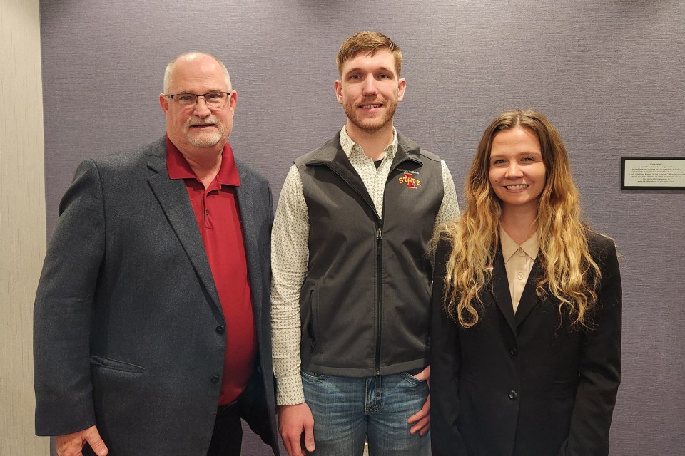 Jack Creel, D.V.M with Merck Animal Health (left) presented the $10,000 AASVF-Merck Animal Health Veterinary Student Scholarships to (from left) Alek Goll, Kaitlyn Forrest. Not pictured: Lauren Makovics, Casondra Snow, Bailey Ward